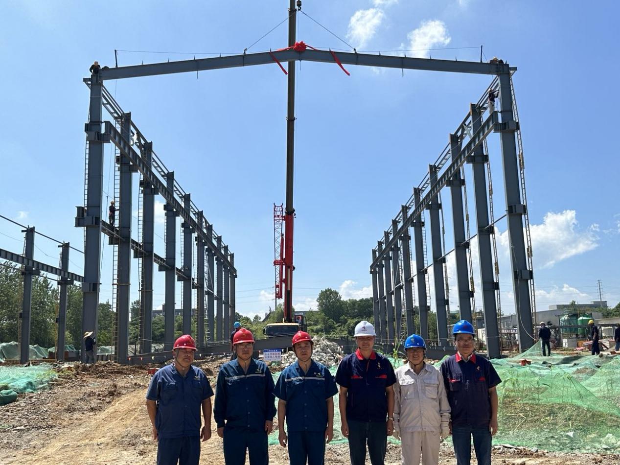銅冠(池州)100kta壓鑄鋅合金主廠房項目首榀鋼梁成功吊裝