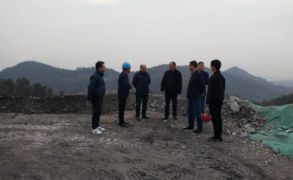 集團(tuán)公司黨委副書記、總經(jīng)理龔華東到矸石項(xiàng)目部視察 