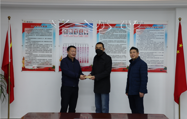 集團(tuán)公司黨委委員、副總經(jīng)理胡新付到公司走訪慰問